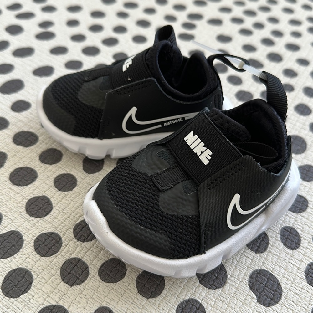 NWOT Baby Nikes Sz 2